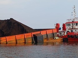 Kapal Tongkang Batu Bara Kandas di Bandar Lampung, Warga Keluhkan Debu