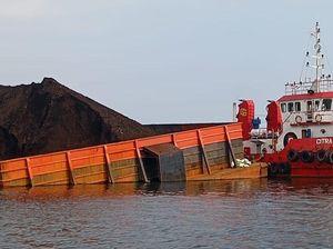 Kapal Tongkang Batu Bara Kandas di Bandar Lampung, Warga Keluhkan Debu Kapal Tongkang Batu Bara Kandas di Bandar Lampung, Warga Keluhkan Debu