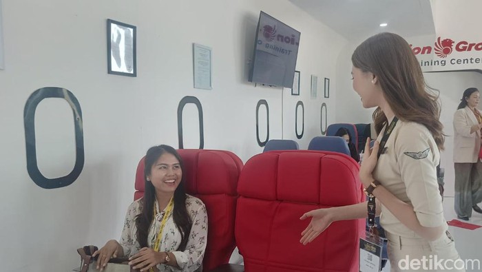 Pengunjung menjajal  dingklik pesawat yang memakai kulit buatan UKM Garut, Jabar, di Bali International Air Show (BIAS) 2024, Kamis (19/9/2024). (Ni Made Lastri Karsiani Putri/detikBali)