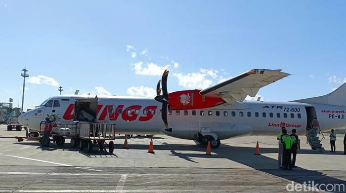 Pesawat Wings Air ketika di Bandara El Tari Kupang, sementara waktu lalu. Wings Air gagal mendarat Bima