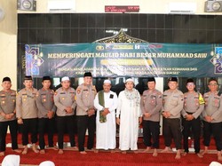 Khusyuknya Polisi Peringati Maulid Nabi Muhammad SAW di Surabaya Utara