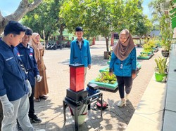 Ibu PKK di Kalirejo Bojonegoro Diajak Olah Limbah Kaca Jadi Paving Block