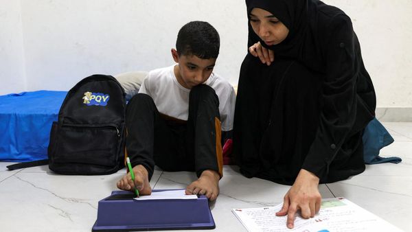 Potret Semangat Belajar Anak Palestina Meski Kehilangan Kedua Lengan