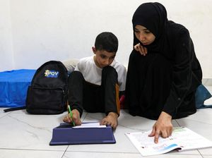 Potret Semangat Belajar Anak Palestina Meski Kehilangan Kedua Lengan Potret Semangat Belajar Anak Palestina Meski Kehilangan Kedua Lengan