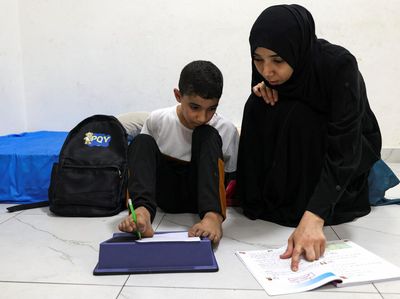 Potret Semangat Belajar Anak Palestina Meski Kehilangan Kedua Lengan