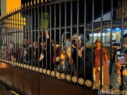 Ingin Lihat Tersangka Indra, Ratusan Warga Datangi Polres Padang Pariaman