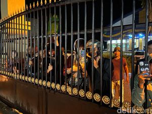 Ingin Lihat Tersangka Indra, Ratusan Warga Datangi Polres Padang Pariaman Ingin Lihat Tersangka Indra, Ratusan Warga Datangi Polres Padang Pariaman