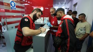 Ramai-ramai Warga Lebanon Donor Darah untuk Korban Ledakan Pager