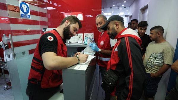 Ramai-ramai Warga Lebanon Donor Darah untuk Korban Ledakan Pager