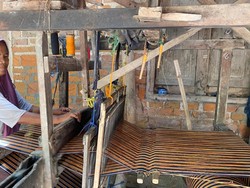 Setia Gunakan ATBM, Warga Gombang Klaten Menenun di Teras Rumah