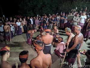 Malam Puncak Peresean Maulid Adat Bayan Jadi Tontonan Turis Asing Malam Puncak Peresean Maulid Adat Bayan Jadi Tontonan Turis Asing