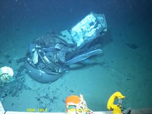Aksi Lengan Robot Selamatkan Bangkai Titan di Dasar Laut Aksi Lengan Robot Selamatkan Bangkai Titan di Dasar Laut