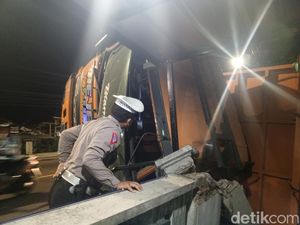 Gemuruh Truk Terguling Timpa Rumah Beni di Sumedang