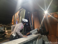 Gemuruh Truk Terguling Timpa Rumah Beni di Sumedang