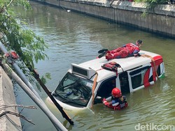Angkutan Wira Wiri Suroboyo Nyemplung Sungai Gunung Anyar
