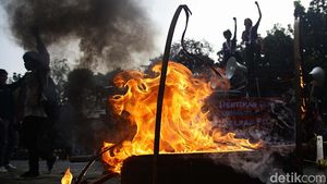 Aksi Bakar Ban di Depan Gedung KPK Tuntut Pemberantasan KKN