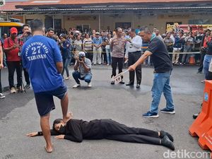 Rekonstruksi Satpol PP Aniaya Istri hingga Tewas, Albert Injak Rusuk-Leher Maria Rekonstruksi Satpol PP Aniaya Istri hingga Tewas, Albert Injak Rusuk-Leher Maria