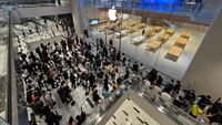 Belum Dijual di Indonesia, Intip Potret Antrean iPhone 16 di Malaysia