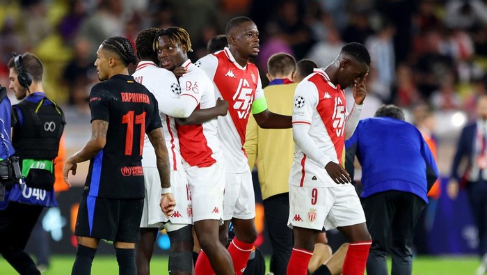 Soccer Football - Champions League - AS Monaco v FC Barcelona - Stade Louis II, Monaco - September 19, 2024 AS Monacos George Ilenikhena celebrates with Christian Mawissa after the match REUTERS/Manon Cruz