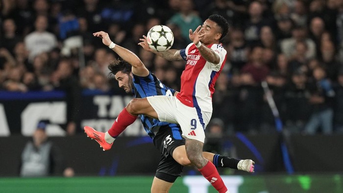 Arsenals Gabriel Jesus, right, and Atalantas Sead Kolasinac challenge for the ball during the Champions League opening phase soccer match between Atalanta and Arsenal at the Bergamos stadium in Bergamo, Italy, Thursday, Sept. 19, 2024. (AP Photo/Antonio Calanni)