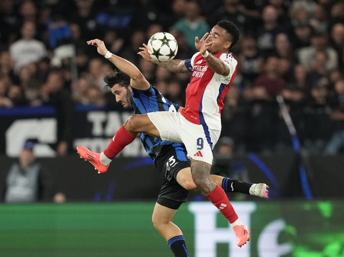 Arsenal's Gabriel Jesus, right, and Atalanta's Sead Kolasinac challenge for the ball during the Champions League opening phase soccer match between Atalanta and Arsenal at the Bergamo's stadium in Bergamo, Italy, Thursday, Sept. 19, 2024. (AP Photo/Antonio Calanni)