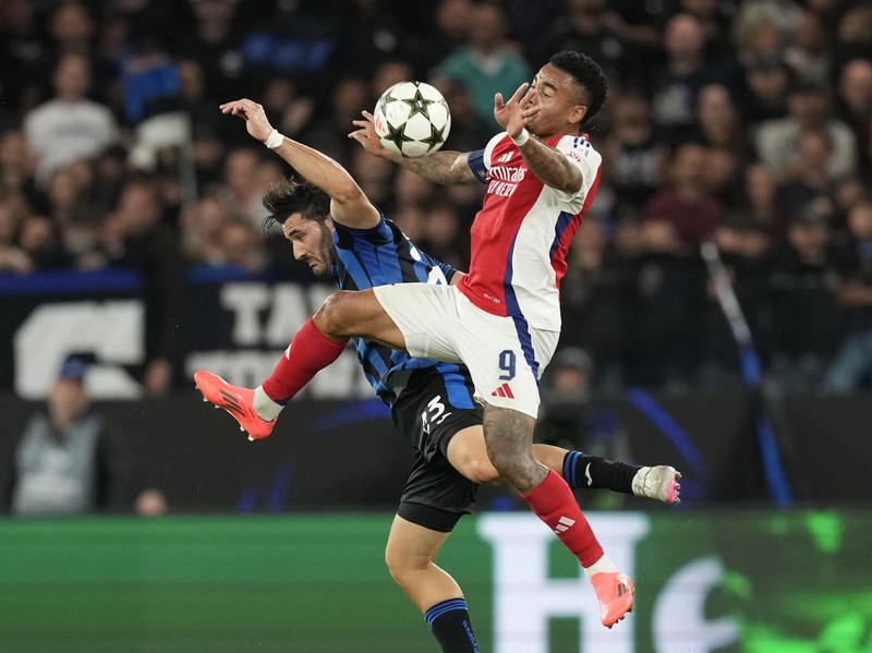 Arsenal's Gabriel Jesus, right, and Atalanta's Sead Kolasinac challenge for the ball during the Champions League opening phase soccer match between Atalanta and Arsenal at the Bergamo's stadium in Bergamo, Italy, Thursday, Sept. 19, 2024. (AP Photo/Antonio Calanni)