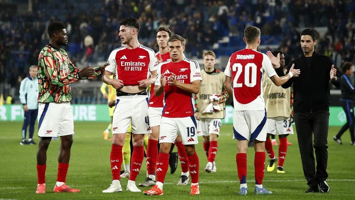 Soccer Football - Champions League - Atalanta v Arsenal - Gewiss Stadium, Bergamo, Italy - September 19, 2024 Arsenals Leandro Trossard with teammates applaud fans after the match REUTERS/Alessandro Garofalo