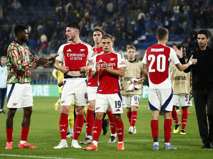 Soccer Football - Champions League - Atalanta v Arsenal - Gewiss Stadium, Bergamo, Italy - September 19, 2024 Arsenal's Leandro Trossard with teammates applaud fans after the match REUTERS/Alessandro Garofalo