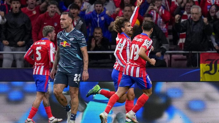 Atletico Madrids Antoine Griezmann, center, celebrates with teammates after scoring his sides first goal during to the Champions League opening phase soccer match between Atletico Madrid and RB Leipzig at the Metropolitano stadium, in Madrid, Thursday, Sept. 19, 2024. (AP Photo/Manu Fernandez)
