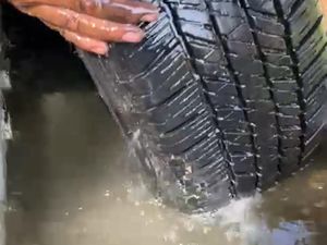 Penampakan Ban Pajero Tembus Kena Peluru Ditembaki Pengusaha Koboi Penampakan Ban Pajero Tembus Kena Peluru Ditembaki Pengusaha Koboi