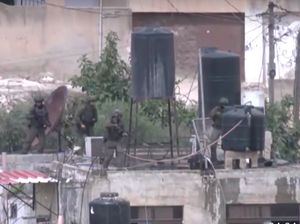 Biadab! Israel Bunuh-Tendang Jasad Warga Palestina dari Atap Gedung