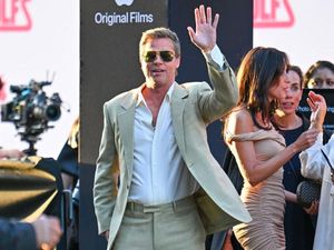 Brad Pitt dan Ines de Ramon Tampil Berdua Lagi, Serasi Pakai Outfit Matching Brad Pitt dan Ines de Ramon Tampil Berdua Lagi, Serasi Pakai Outfit Matching