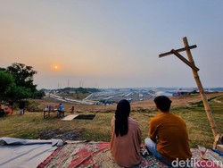 Lagi Viral Nih, Bukit Dekat Pabrik Mobil Jadi Spot Wisata Dadakan di Bekasi