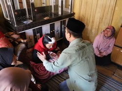 Pemkab Bandung Beri Santunan ke Keluarga Bocah Korban Gempa di Kertasari