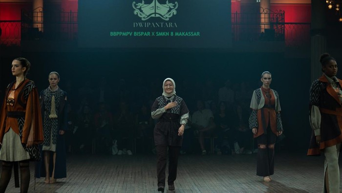 Busana karya siswa Sekolah Menengah kejuruan tanah air unjuk di Front Row Paris 2024 Busana karya siswa Sekolah Menengah kejuruan tanah air unjuk di Front Row Paris 2024