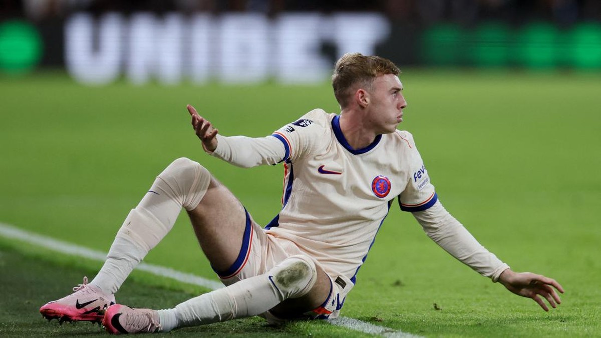Cole Palmer absen dari skuad Chelsea di Europa Conference League (REUTERS/Isabel Infantes)