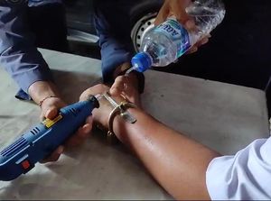 Tangan Dipasang Borgol oleh Teman, Remaja Bogor Minta Bantuan Damkar