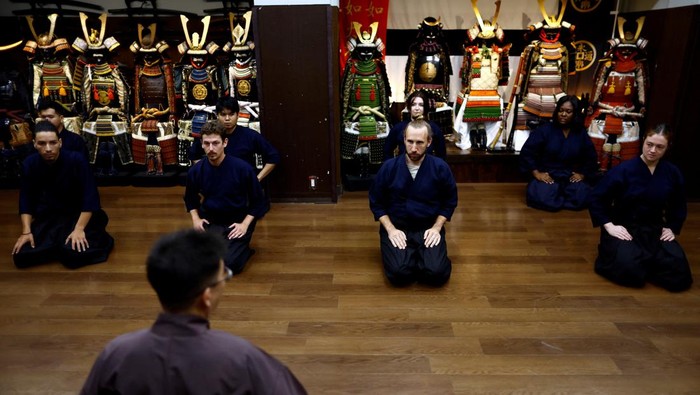 Tourists from overseas return portion successful a Japanese sword-cutting acquisition astatine Samurai Theater Tokyo successful Tokyo, Japan September 17, 2024.   REUTERS/Issei Kato