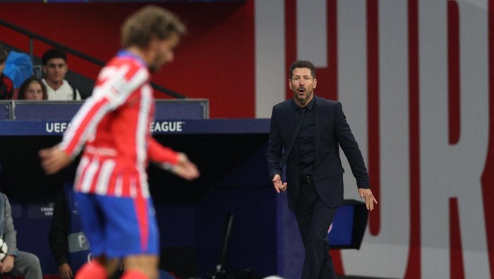 Soccer Football - Champions League - Atletico Madrid v RB Leipzig - Civitas Metropolitano, Madrid, Spain - September 19, 2024 Atletico Madrids Antoine Griezmann in action as coach Diego Simeone reacts REUTERS/Violeta Santos Moura