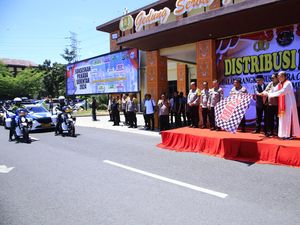 Tim NCS Polri Bagikan 5.000 Paket Sembako Sambil Gelorakan Pilkada Damai Tim NCS Polri Bagikan 5.000 Paket Sembako Sambil Gelorakan Pilkada Damai