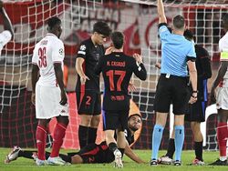 Duh Barcelona, Hobi Betul Kena Kartu Merah