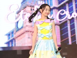 Aksi Energik Etenia Croft Saat Tampil di Acara Internasional