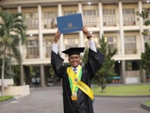 Sosok Faris Ikut Program Fast Track S1-S2 di UGM, Lulus dengan IPK Nyaris Sempurna!
