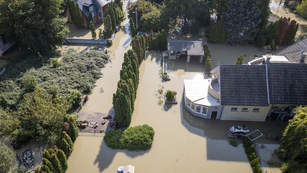 Foto Udara Banjir di Hungaria yang Makin Memburuk