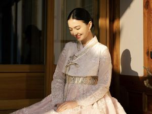 8 Potret Gaya Raline Shah di Seoul, Anggun Pakai Hanbok di Rumah Tradisional 8 Potret Gaya Raline Shah di Seoul, Anggun Pakai Hanbok di Rumah Tradisional