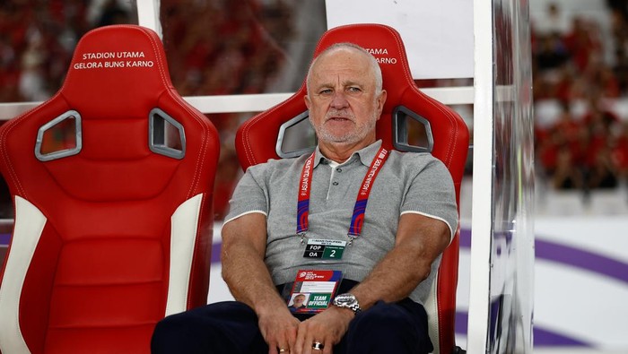  Head Coach Graham James Arnold of Australia looks on during the FIFA World Cup Asian 3rd Qualifier Group C match between Indonesia and Australia at Gelora Bung Karno Stadium on September 10, 2024 in Jakarta, Indonesia. (Photo by Robertus Pudyanto/Getty Images)