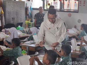 Heru Cek Uji Coba Makan Bergizi Gratis di SDN 05 dan 07 Wijaya Kusuma Jakbar