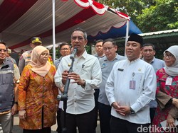 Heru Budi Tinjau Pembagian 3.000 Paket Sembako Murah di Grogol Jakbar