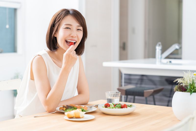 Ilustrasi mengunyah makanan
