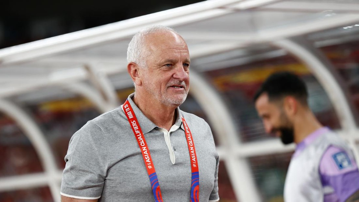 Pelatih Irak Graham Arnold. Foto: Robertus Pudyanto/Getty Images